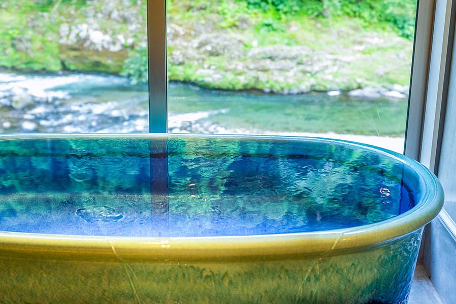 景観を楽しみながらゆっくりと入れる京北の天然水を利用した客室風呂